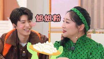 奶奶拿油烫人娱乐吃瓜酱,吃瓜酱见证家庭欢乐时光